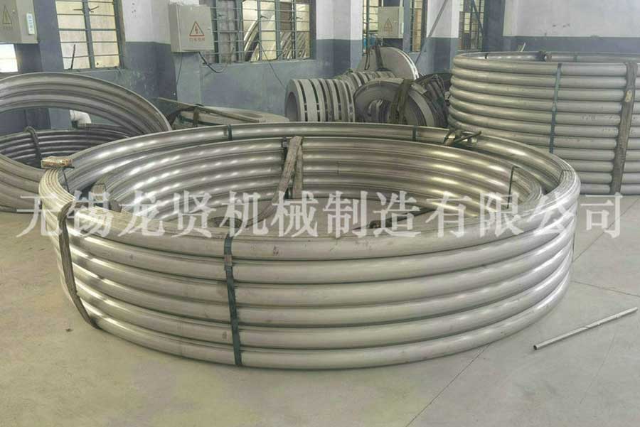 高速公路上的半圓管！